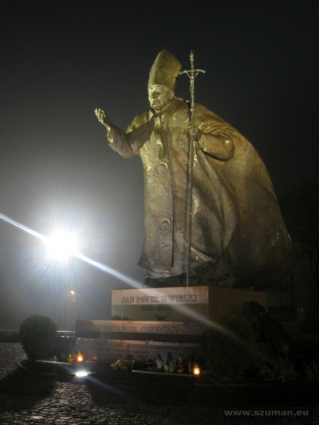 Pomnik papieża Jana Pawła II w Dębicy - Plac Solidarności