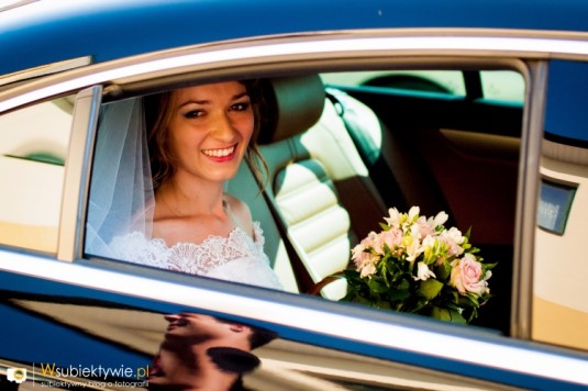 Amatorskie zdjęcie ślubne - panna młoda w samochodzie